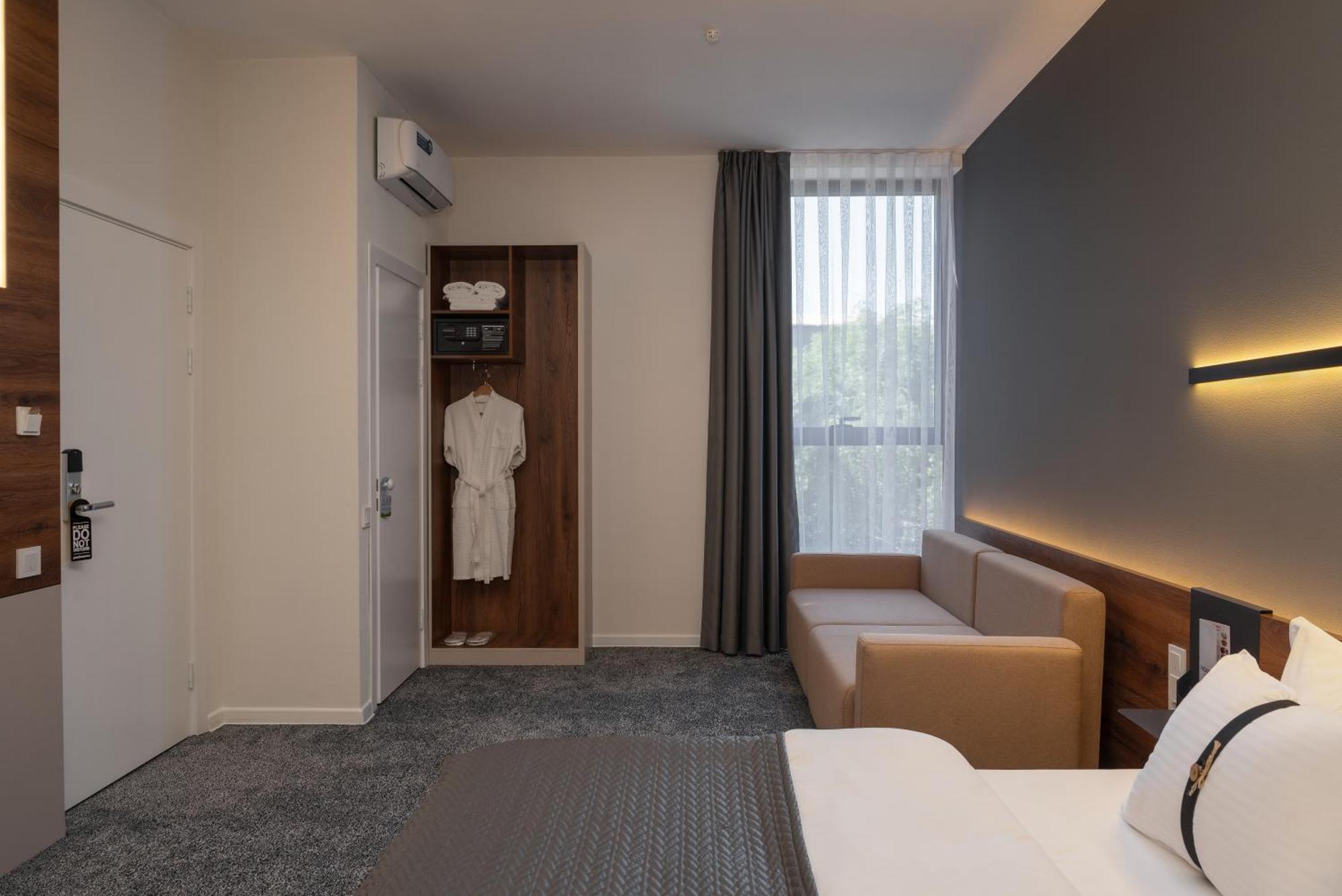 Duo Hotel By Futuro Bishkek Esterno foto