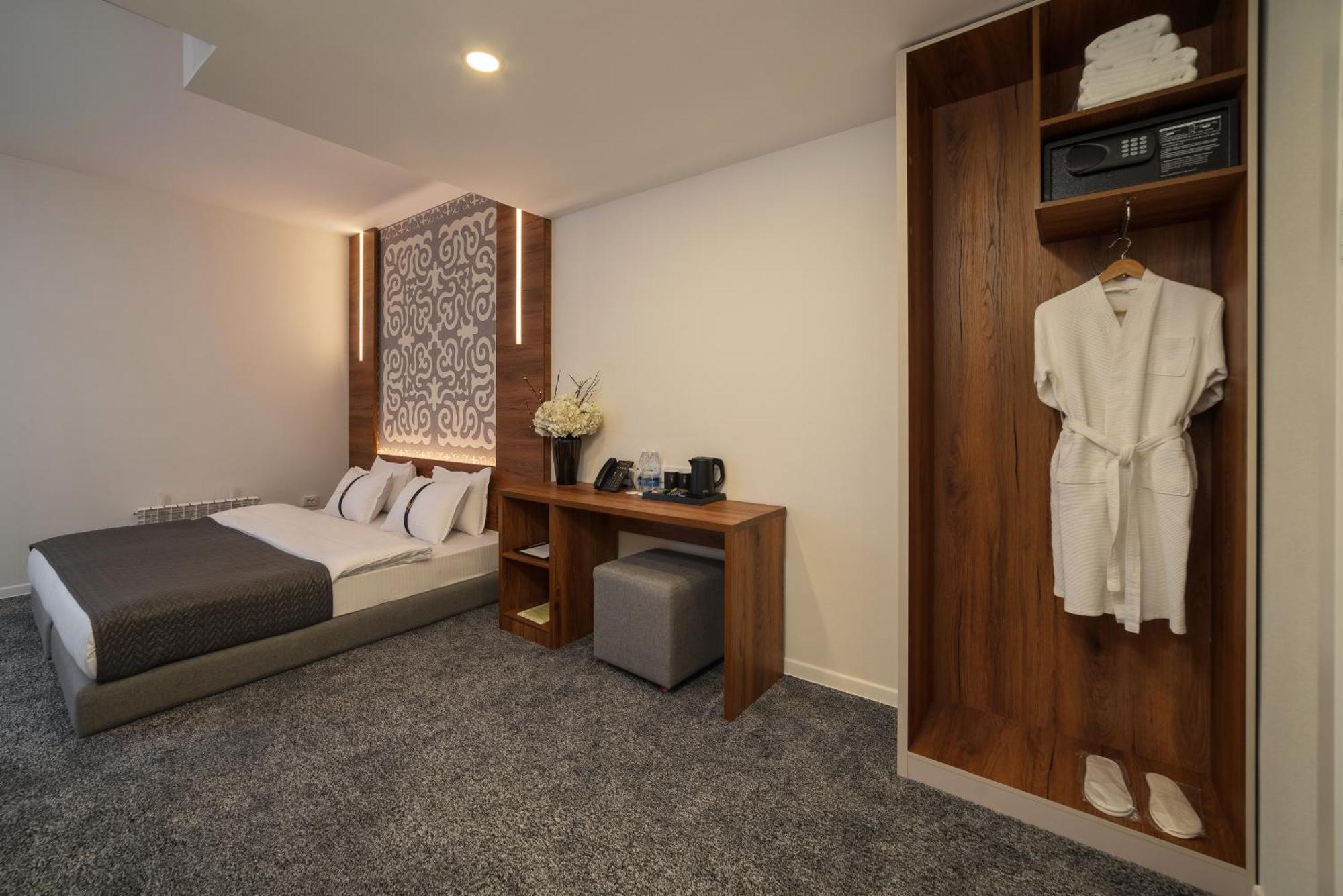 Duo Hotel By Futuro Bishkek Esterno foto