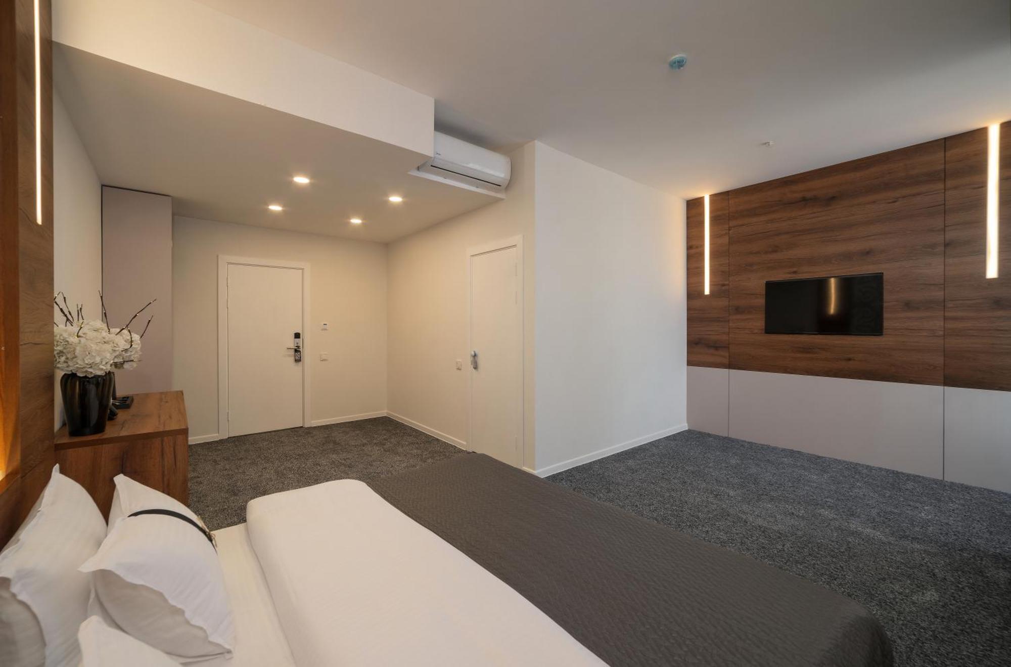 Duo Hotel By Futuro Bishkek Esterno foto