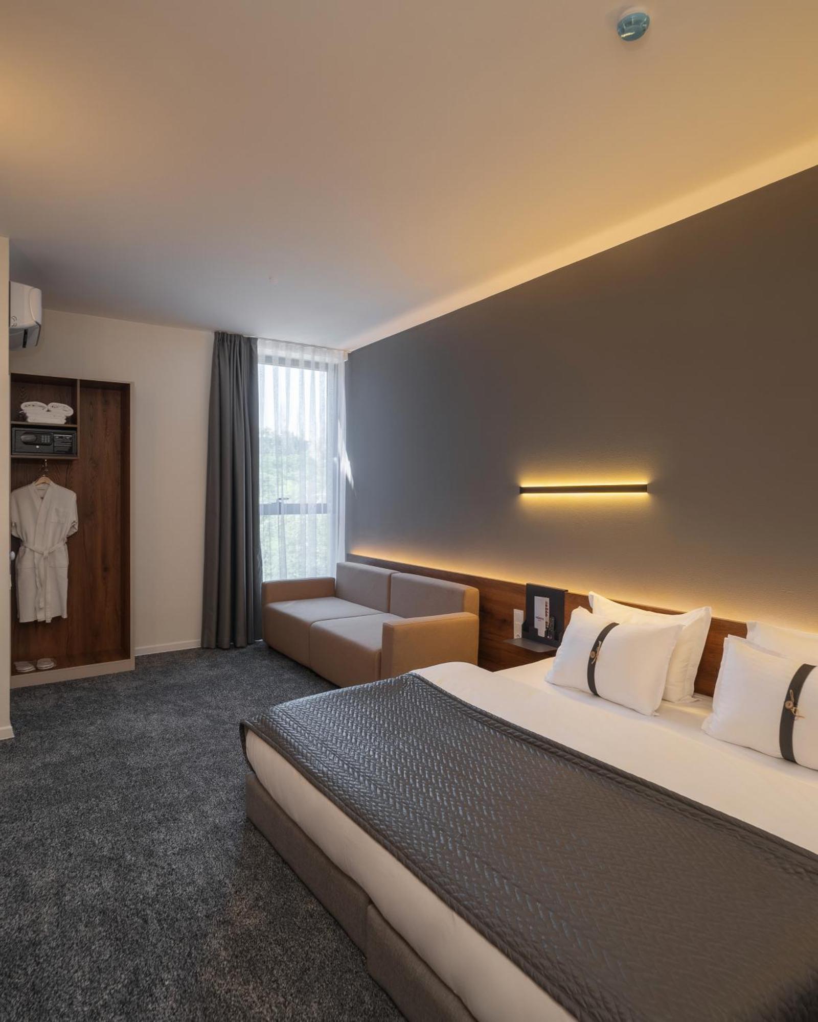 Duo Hotel By Futuro Bishkek Esterno foto