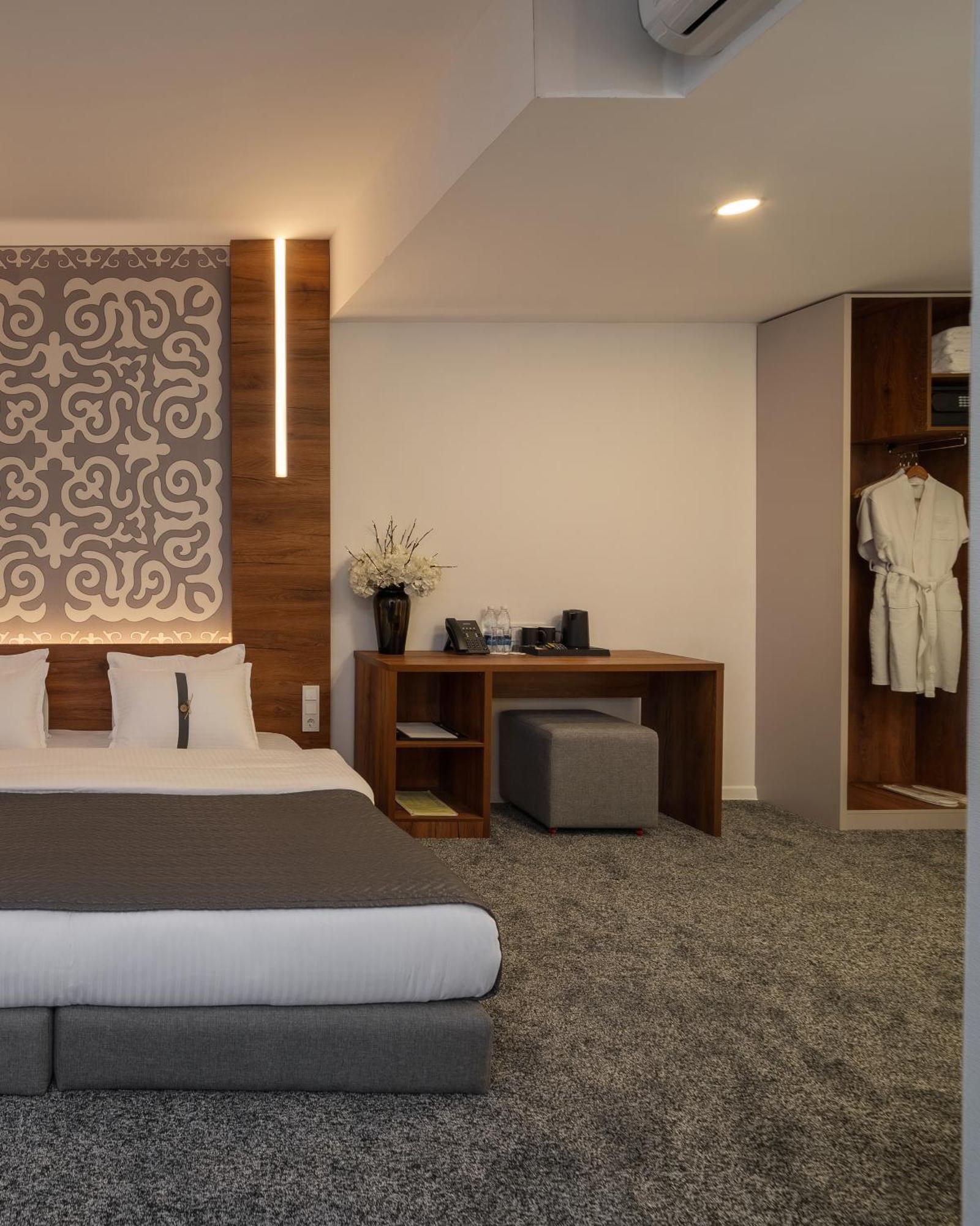 Duo Hotel By Futuro Bishkek Esterno foto